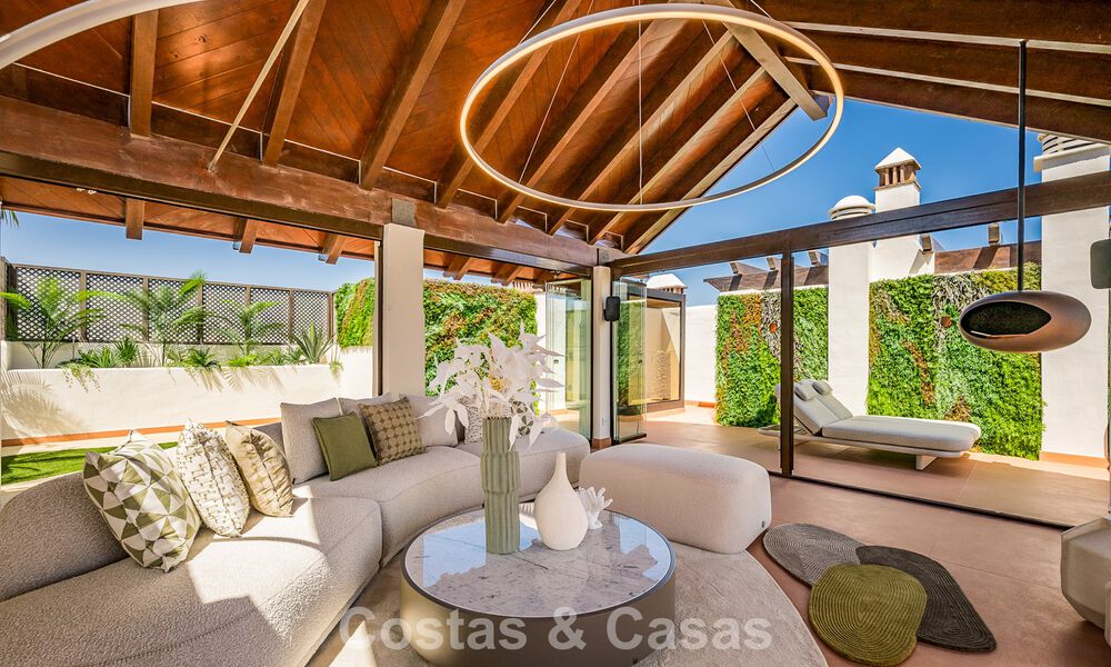 Ático de lujo con vistas al mar en venta en un complejo cerrado en la playa de la Nueva Milla de Oro, entre Marbella y Estepona 785023