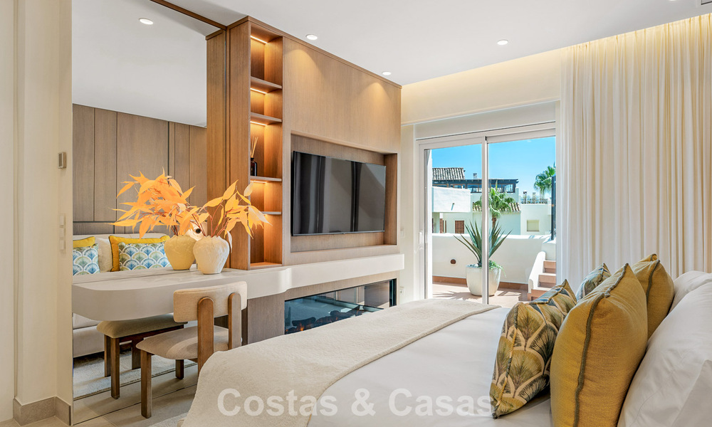 Ático de lujo con vistas al mar en venta en un complejo cerrado en la playa de la Nueva Milla de Oro, entre Marbella y Estepona 785026