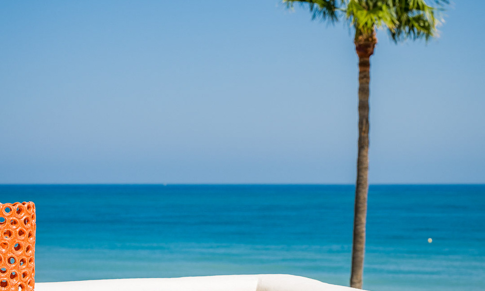 Ático de lujo con vistas al mar en venta en un complejo cerrado en la playa de la Nueva Milla de Oro, entre Marbella y Estepona 785032