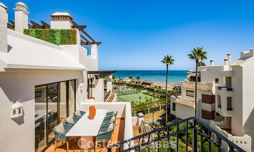 Ático de lujo con vistas al mar en venta en un complejo cerrado en la playa de la Nueva Milla de Oro, entre Marbella y Estepona 785036