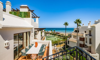 Ático de lujo con vistas al mar en venta en un complejo cerrado en la playa de la Nueva Milla de Oro, entre Marbella y Estepona 785036 