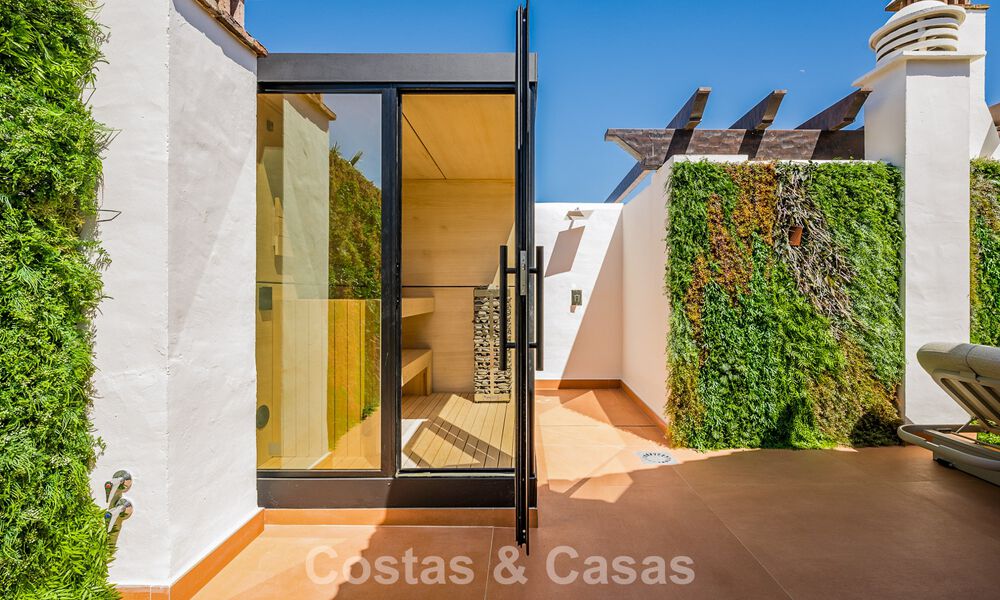 Ático de lujo con vistas al mar en venta en un complejo cerrado en la playa de la Nueva Milla de Oro, entre Marbella y Estepona 785037