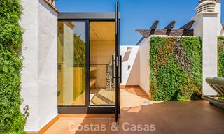 Ático de lujo con vistas al mar en venta en un complejo cerrado en la playa de la Nueva Milla de Oro, entre Marbella y Estepona 785037 