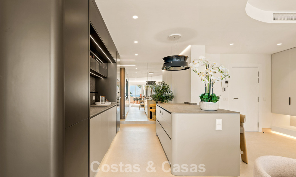 Ático de lujo con vistas al mar en venta en un complejo cerrado en la playa de la Nueva Milla de Oro, entre Marbella y Estepona 785040