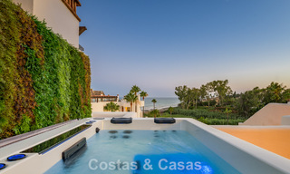 Ático de lujo con vistas al mar en venta en un complejo cerrado en la playa de la Nueva Milla de Oro, entre Marbella y Estepona 785042 
