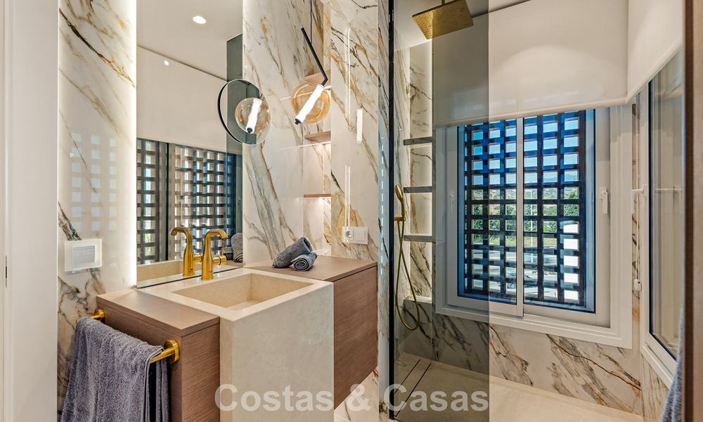 Ático de lujo con vistas al mar en venta en un complejo cerrado en la playa de la Nueva Milla de Oro, entre Marbella y Estepona 785044