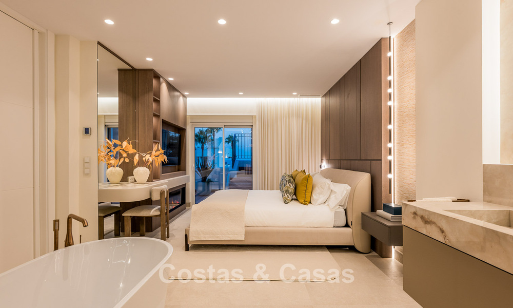 Ático de lujo con vistas al mar en venta en un complejo cerrado en la playa de la Nueva Milla de Oro, entre Marbella y Estepona 785047