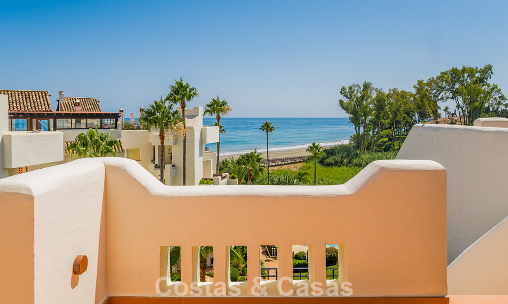 Ático de lujo con vistas al mar en venta en un complejo cerrado en la playa de la Nueva Milla de Oro, entre Marbella y Estepona 785048