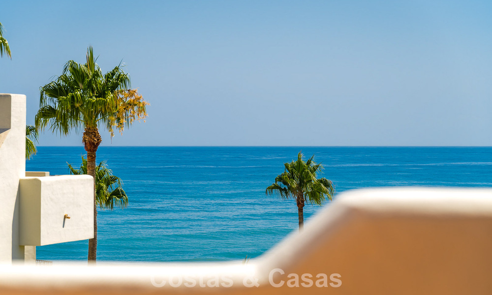 Ático de lujo con vistas al mar en venta en un complejo cerrado en la playa de la Nueva Milla de Oro, entre Marbella y Estepona 785049