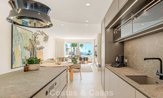 Ático de lujo con vistas al mar en venta en un complejo cerrado en la playa de la Nueva Milla de Oro, entre Marbella y Estepona 785051 