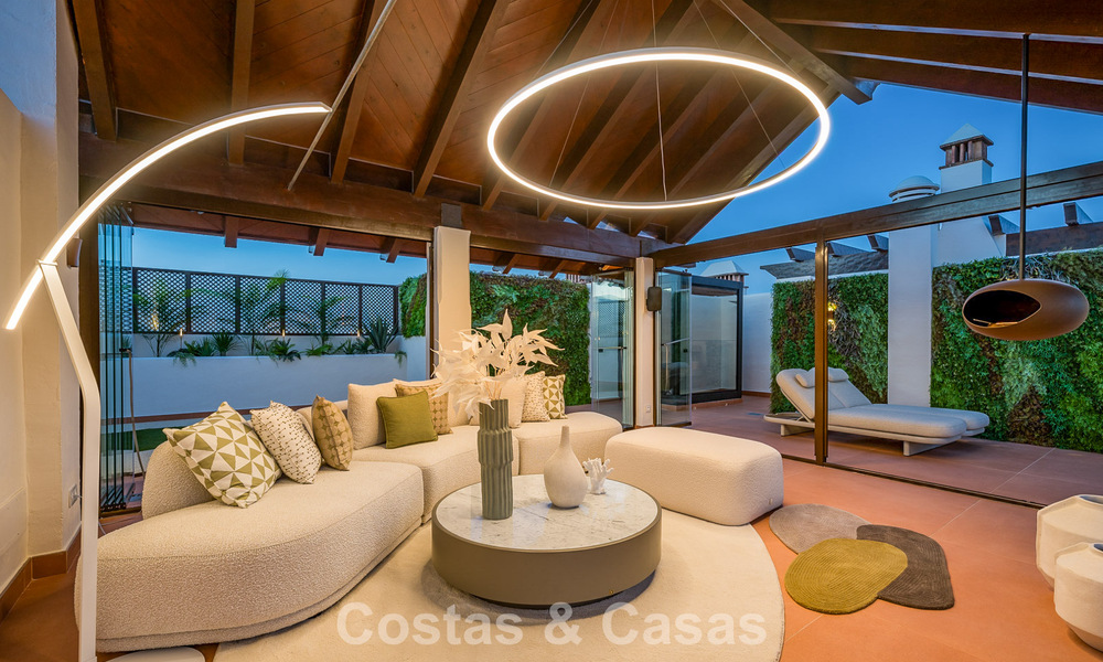 Ático de lujo con vistas al mar en venta en un complejo cerrado en la playa de la Nueva Milla de Oro, entre Marbella y Estepona 785054