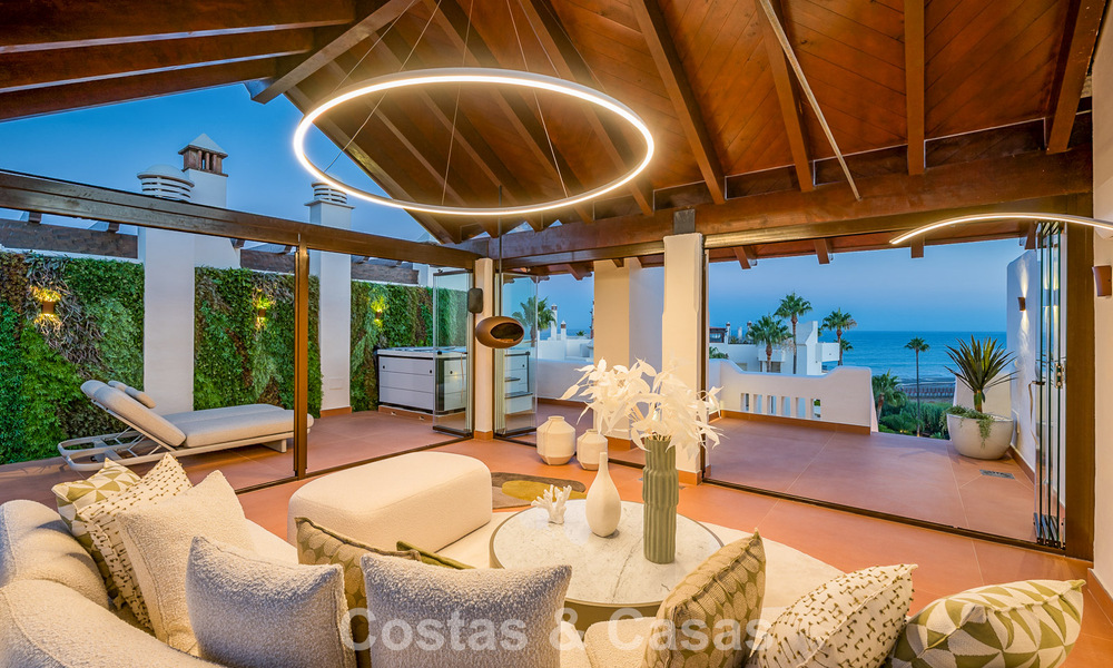 Ático de lujo con vistas al mar en venta en un complejo cerrado en la playa de la Nueva Milla de Oro, entre Marbella y Estepona 785060