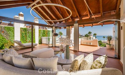 Ático de lujo con vistas al mar en venta en un complejo cerrado en la playa de la Nueva Milla de Oro, entre Marbella y Estepona 785062