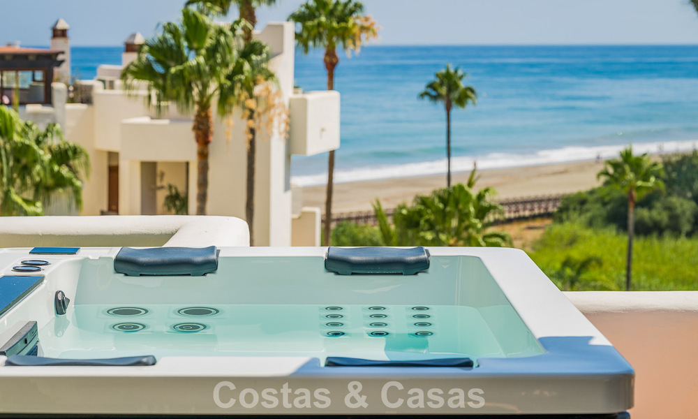 Ático de lujo con vistas al mar en venta en un complejo cerrado en la playa de la Nueva Milla de Oro, entre Marbella y Estepona 785063