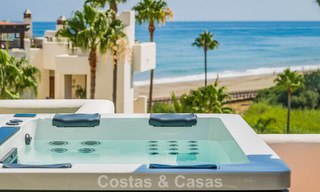 Ático de lujo con vistas al mar en venta en un complejo cerrado en la playa de la Nueva Milla de Oro, entre Marbella y Estepona 785063 