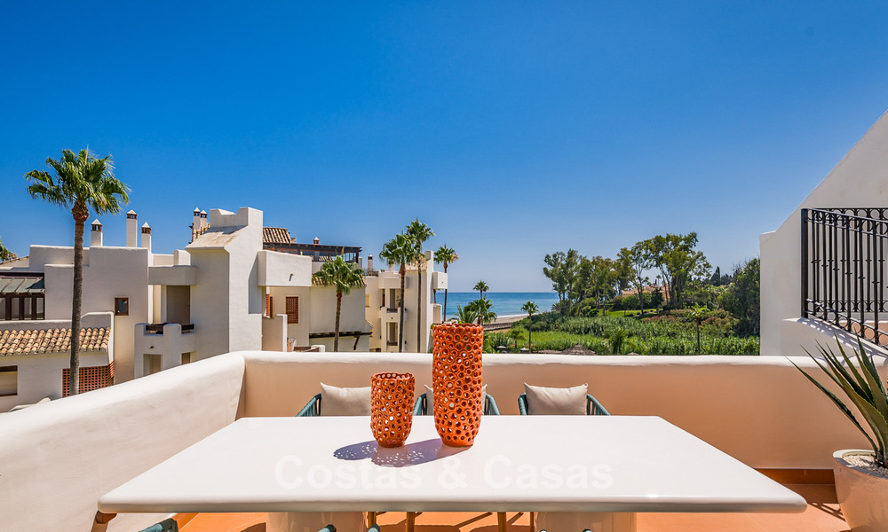 Ático de lujo con vistas al mar en venta en un complejo cerrado en la playa de la Nueva Milla de Oro, entre Marbella y Estepona 785068