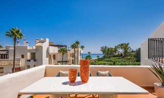 Ático de lujo con vistas al mar en venta en un complejo cerrado en la playa de la Nueva Milla de Oro, entre Marbella y Estepona 785068 