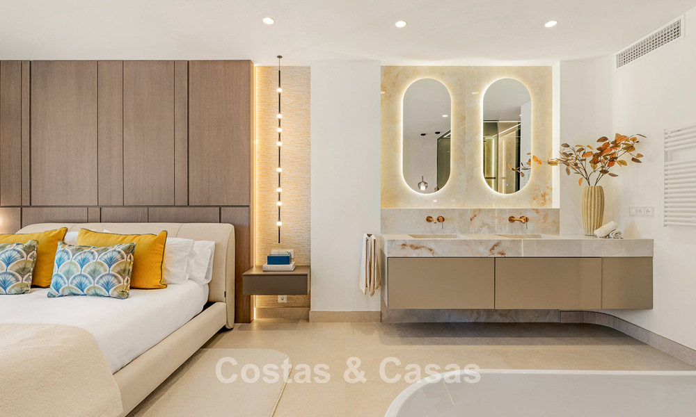 Ático de lujo con vistas al mar en venta en un complejo cerrado en la playa de la Nueva Milla de Oro, entre Marbella y Estepona 785069