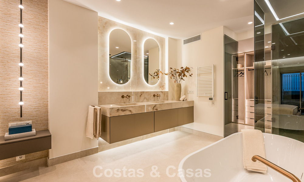 Ático de lujo con vistas al mar en venta en un complejo cerrado en la playa de la Nueva Milla de Oro, entre Marbella y Estepona 785071