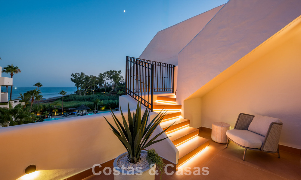 Ático de lujo con vistas al mar en venta en un complejo cerrado en la playa de la Nueva Milla de Oro, entre Marbella y Estepona 785073