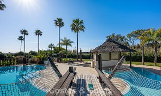 Ático de lujo con vistas al mar en venta en un complejo cerrado en la playa de la Nueva Milla de Oro, entre Marbella y Estepona 795125 