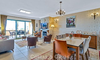 Apartamento de 3 dormitorios en venta con vistas al jardin y al mar, listo para entrar a vivir en Los Flamingos Golf Resort, Marbella - Benahavís 785085 