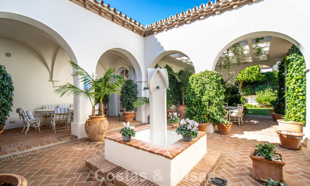 Impresionante villa mediterránea en venta en una urbanización cerrada en la Milla de Oro de Marbella 785101