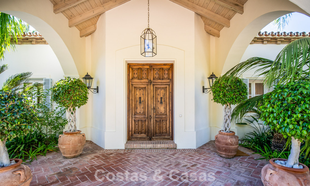 Impresionante villa mediterránea en venta en una urbanización cerrada en la Milla de Oro de Marbella 785102