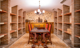 Impresionante villa mediterránea en venta en una urbanización cerrada en la Milla de Oro de Marbella 785103 