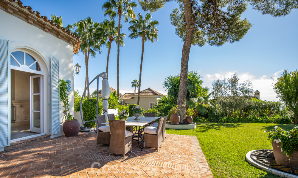 Impresionante villa mediterránea en venta en una urbanización cerrada en la Milla de Oro de Marbella 785104