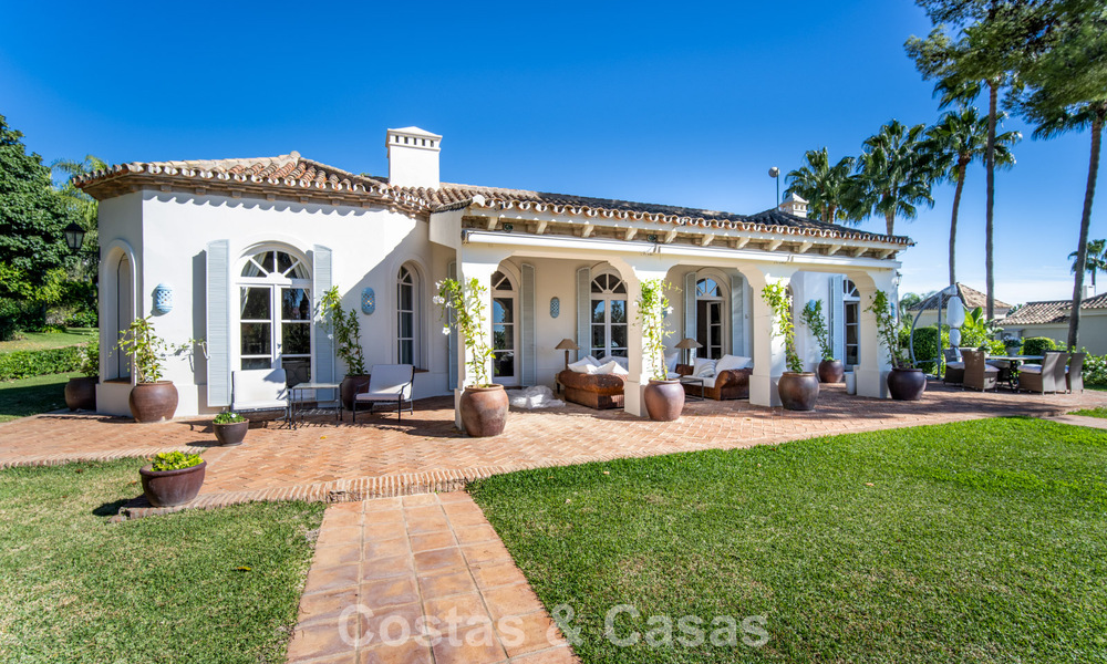 Impresionante villa mediterránea en venta en una urbanización cerrada en la Milla de Oro de Marbella 785105