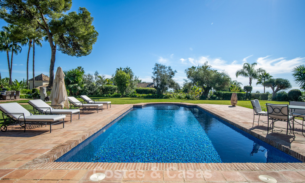 Impresionante villa mediterránea en venta en una urbanización cerrada en la Milla de Oro de Marbella 785106