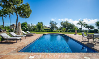 Impresionante villa mediterránea en venta en una urbanización cerrada en la Milla de Oro de Marbella 785106 