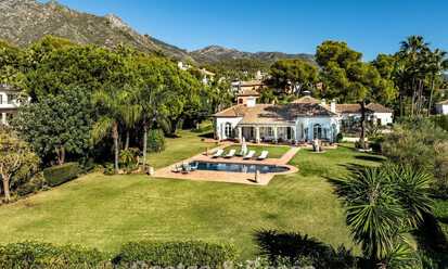 Impresionante villa mediterránea en venta en una urbanización cerrada en la Milla de Oro de Marbella 785109