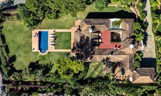 Impresionante villa mediterránea en venta en una urbanización cerrada en la Milla de Oro de Marbella 785110 