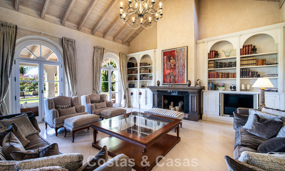 Impresionante villa mediterránea en venta en una urbanización cerrada en la Milla de Oro de Marbella 785116