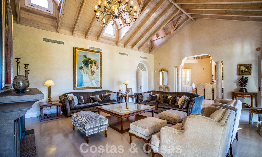Impresionante villa mediterránea en venta en una urbanización cerrada en la Milla de Oro de Marbella 785117