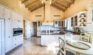 Impresionante villa mediterránea en venta en una urbanización cerrada en la Milla de Oro de Marbella 785119 