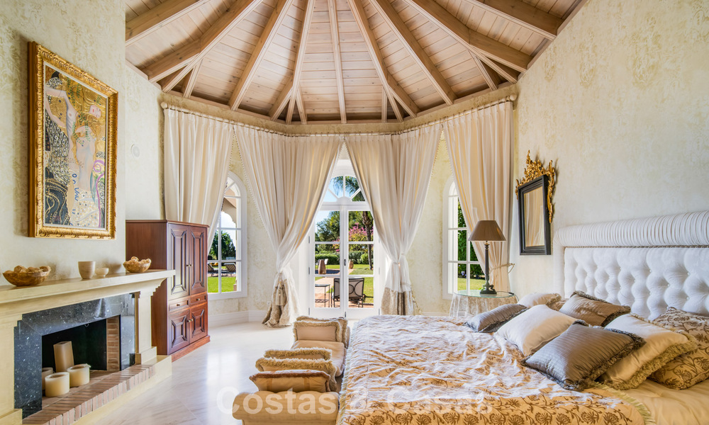 Impresionante villa mediterránea en venta en una urbanización cerrada en la Milla de Oro de Marbella 785120