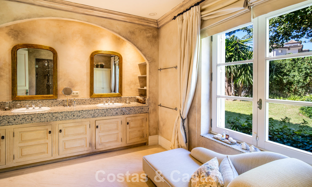 Impresionante villa mediterránea en venta en una urbanización cerrada en la Milla de Oro de Marbella 785122