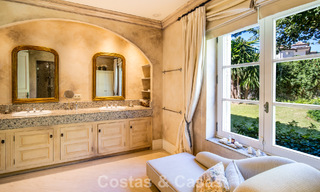 Impresionante villa mediterránea en venta en una urbanización cerrada en la Milla de Oro de Marbella 785122 