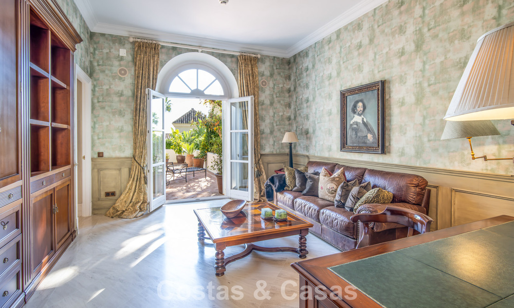Impresionante villa mediterránea en venta en una urbanización cerrada en la Milla de Oro de Marbella 785123