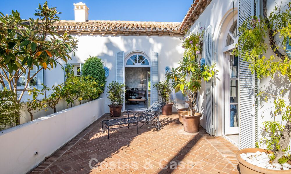 Impresionante villa mediterránea en venta en una urbanización cerrada en la Milla de Oro de Marbella 785124
