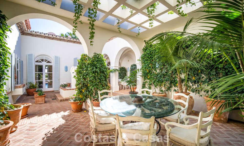 Impresionante villa mediterránea en venta en una urbanización cerrada en la Milla de Oro de Marbella 785126