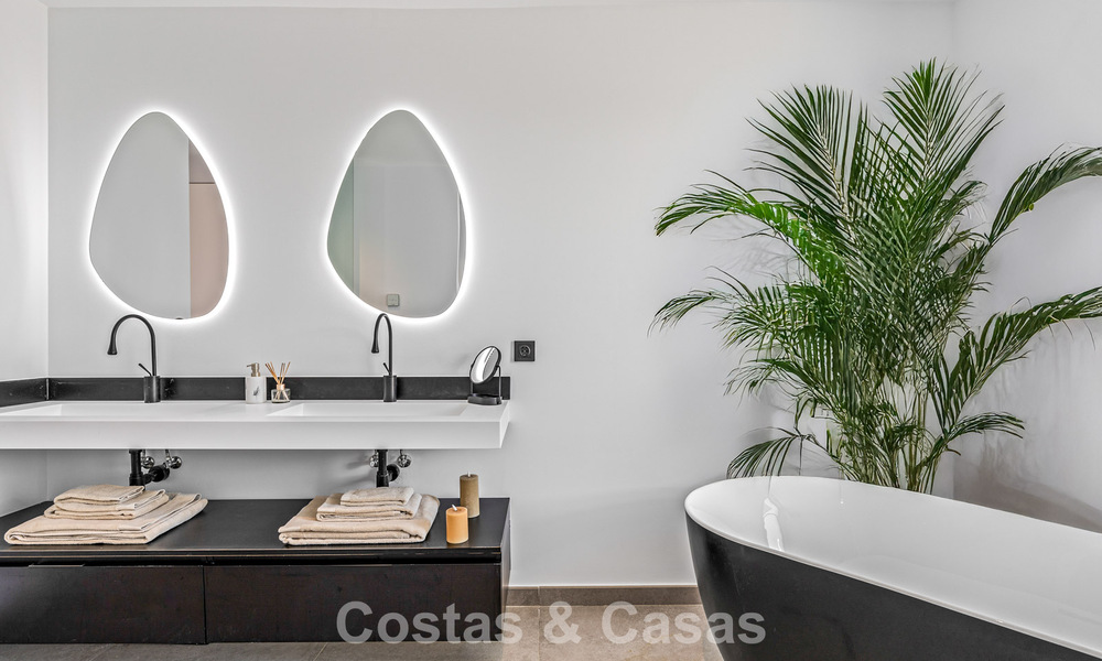 Villa de lujo contemporánea lista para entrar a vivir en el campo de golf de la Nueva Milla de Oro, Marbella - Estepona 785136