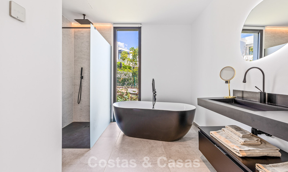 Villa de lujo contemporánea lista para entrar a vivir en el campo de golf de la Nueva Milla de Oro, Marbella - Estepona 785143