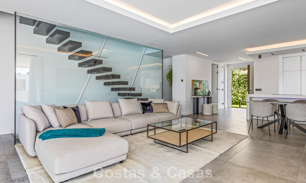 Villa de lujo contemporánea lista para entrar a vivir en el campo de golf de la Nueva Milla de Oro, Marbella - Estepona 785145