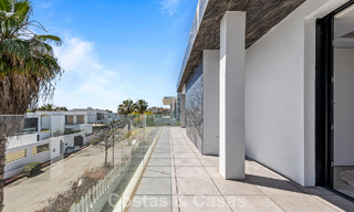 Villa de lujo contemporánea lista para entrar a vivir en el campo de golf de la Nueva Milla de Oro, Marbella - Estepona 785148 