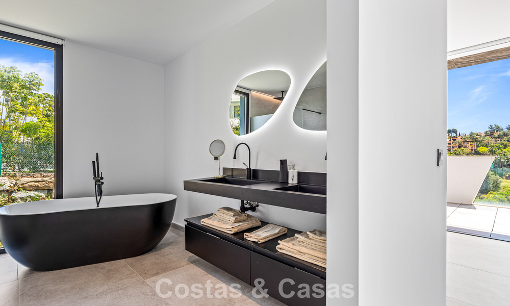 Villa de lujo contemporánea lista para entrar a vivir en el campo de golf de la Nueva Milla de Oro, Marbella - Estepona 785149