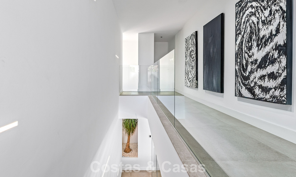 Villa de lujo contemporánea lista para entrar a vivir en el campo de golf de la Nueva Milla de Oro, Marbella - Estepona 785150
